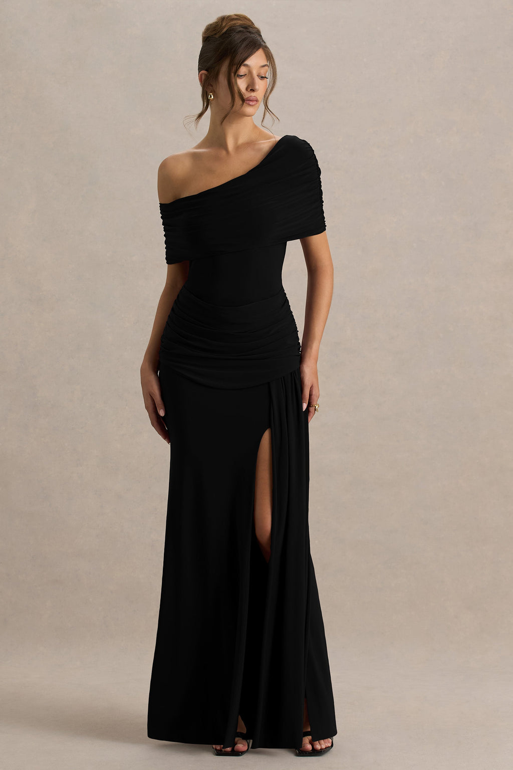 Dynasty | Vestido largo negro con escote asimétrico, detalles fruncidos y abertura alta frontal