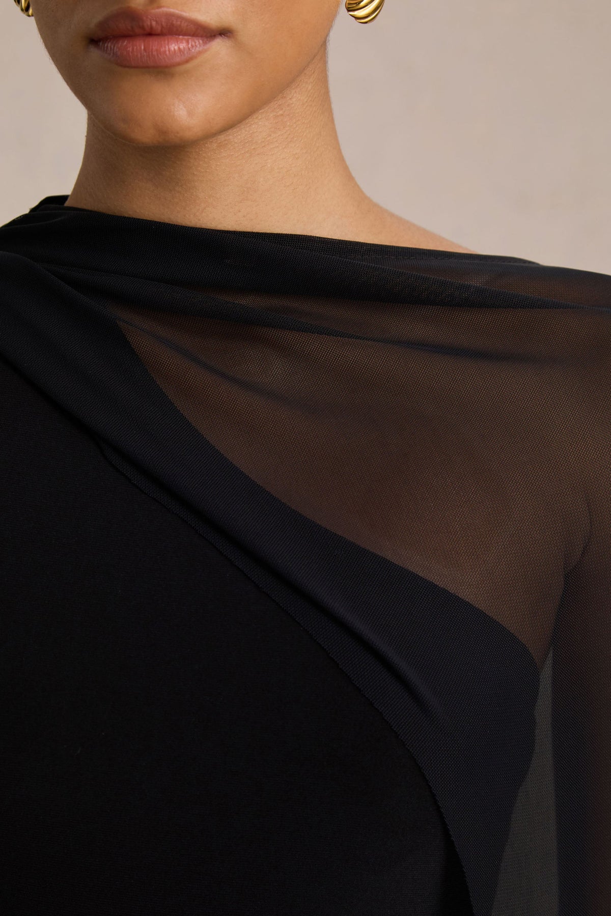 Mirelle | Vestido largo negro de punto con cuello barco, capa de malla y abertura trasera