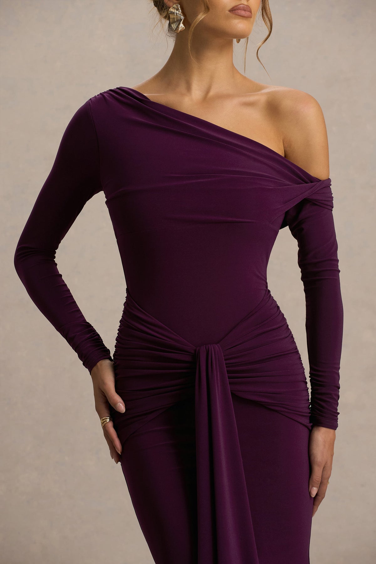 Clover | Vestido largo burdeos con escote asimétrico cruzado y fajín