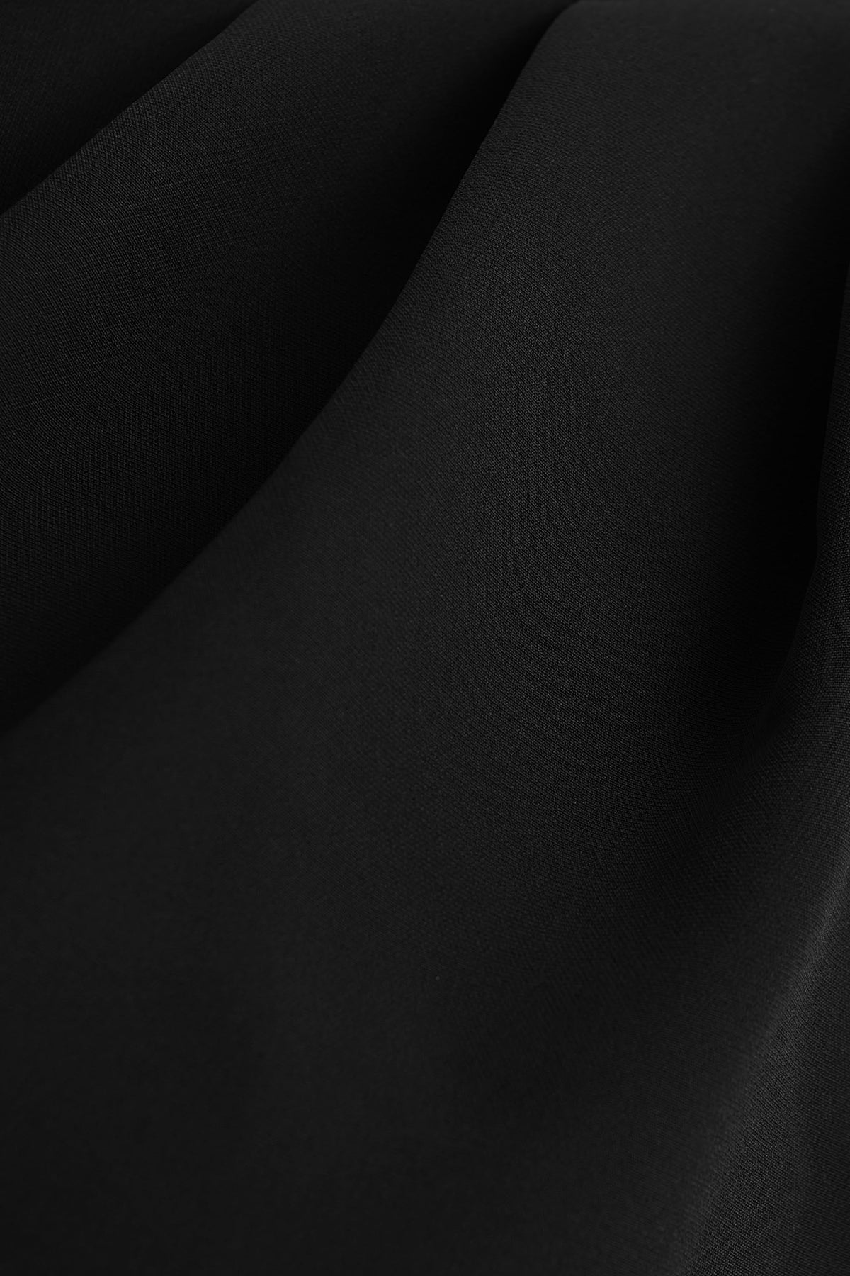 Sorenia | Mono negro de cuello alto con una sola manga tipo capa