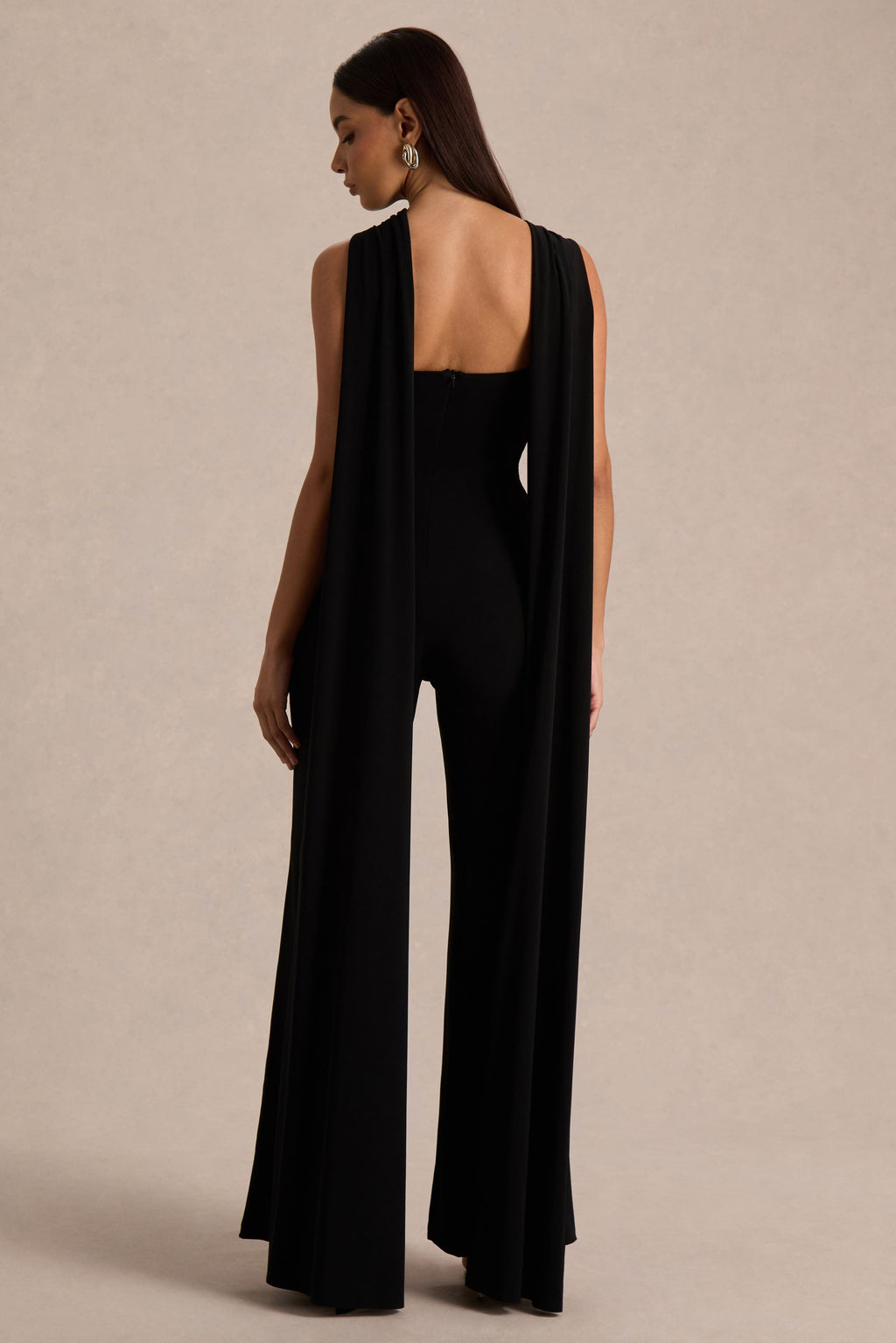 Mindy | Mono negro con escote halter y capa