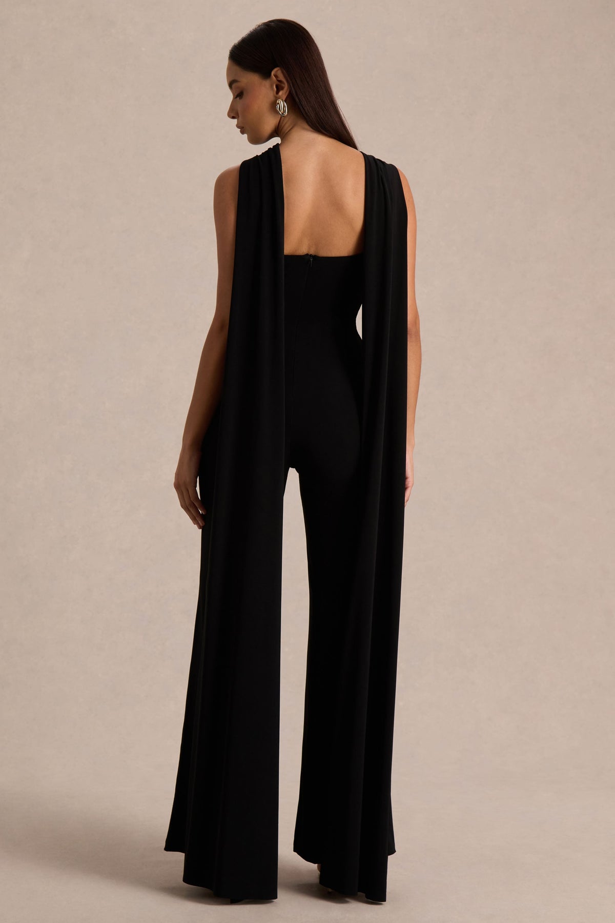 Mindy | Mono negro con escote halter y capa