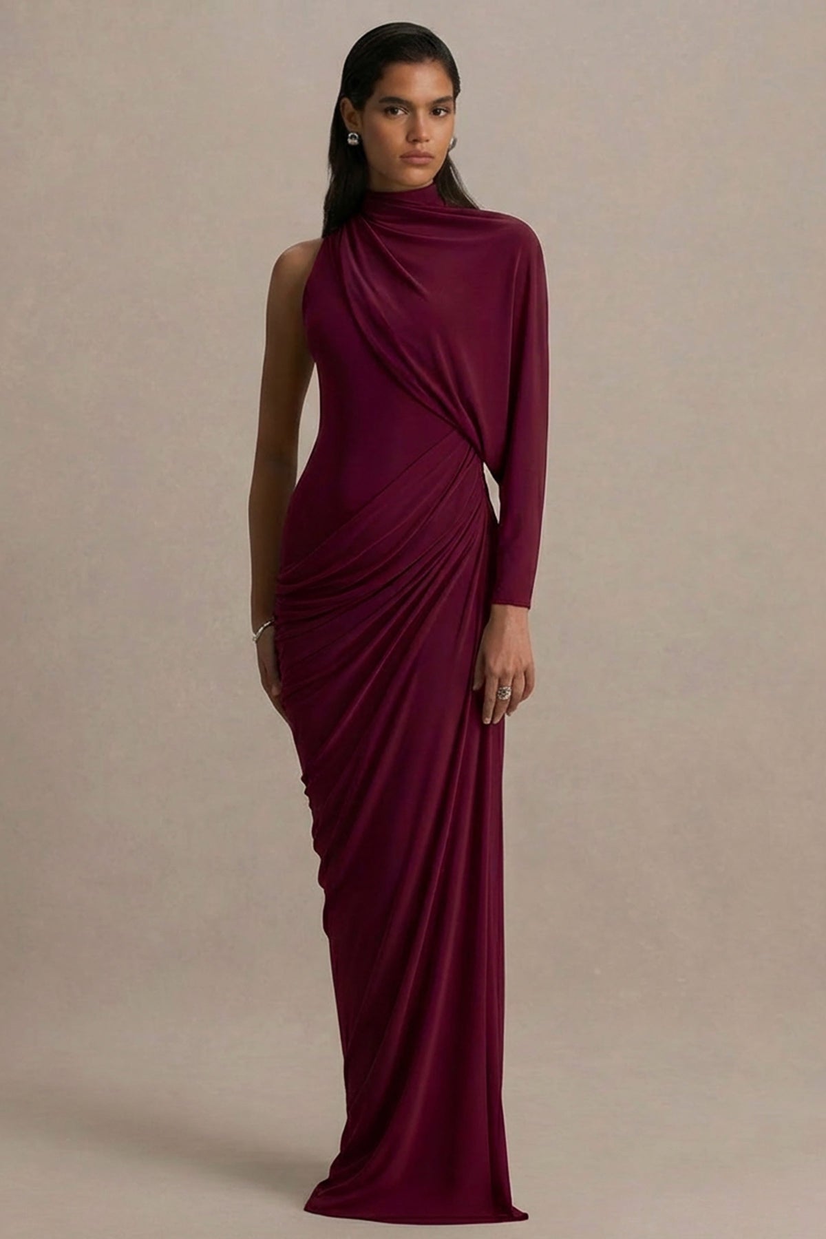 Aphra | Vestido largo burdeos con cuello alto y mangas tipo capa