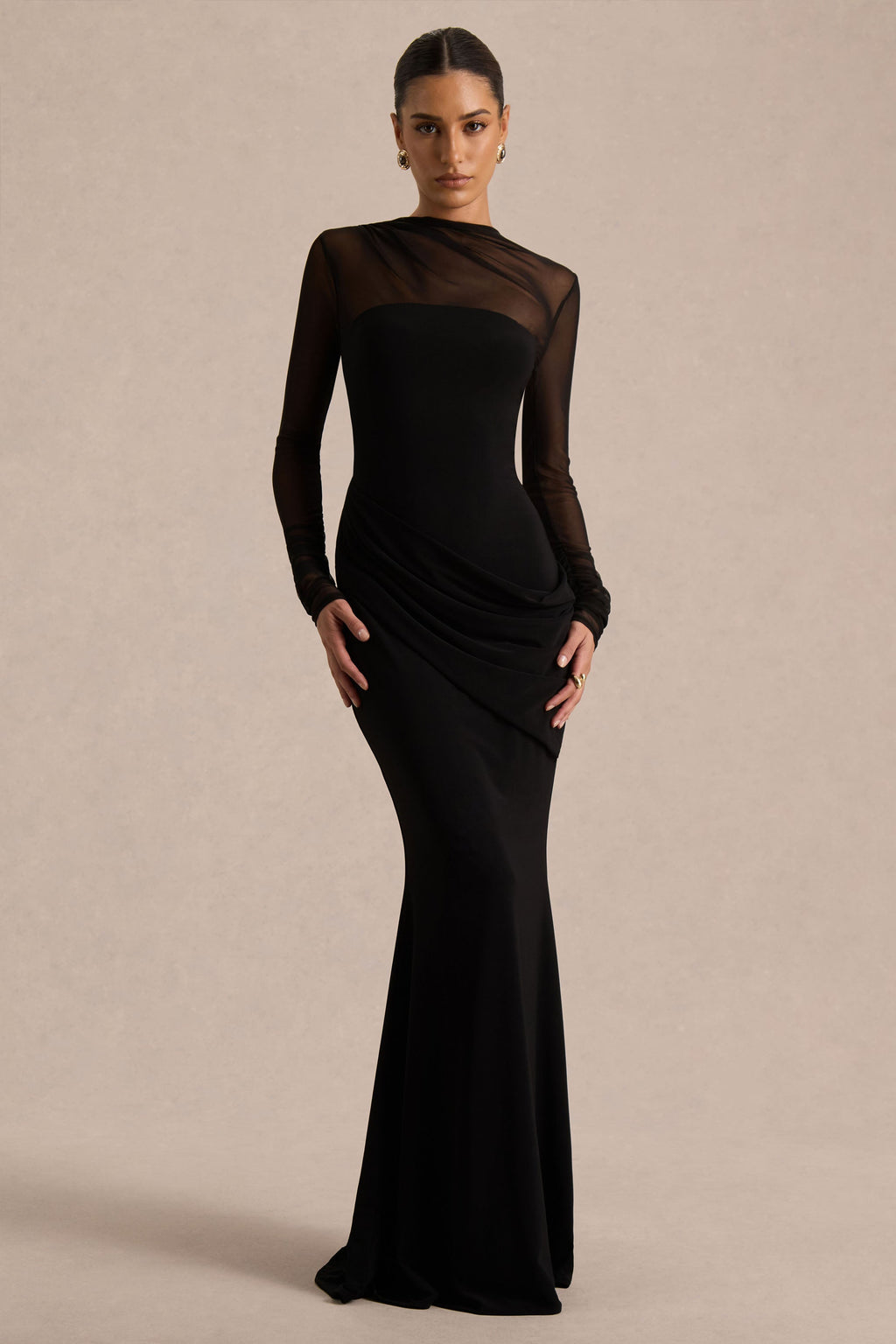 Deema | Vestido largo negro de punto con cuello alto, manga larga y fruncido