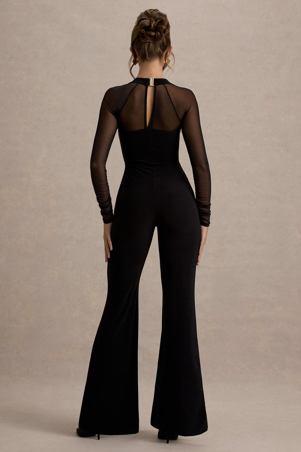 En camino | Mono negro de pierna acampanada con mangas transparentes