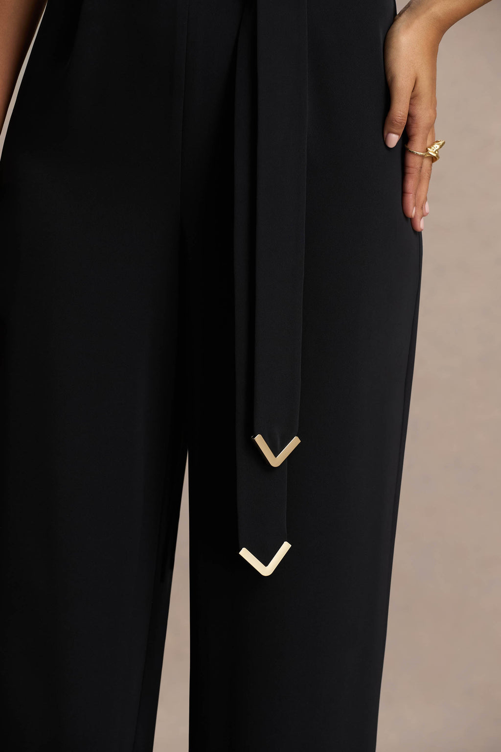 Corina | Mono negro con cuello halter y detalle de lazo