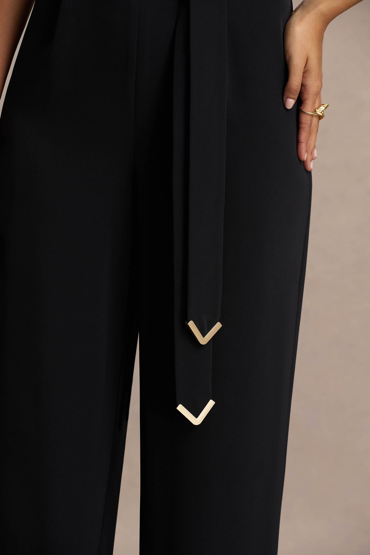 Corina | Mono negro con cuello halter y detalle de lazo