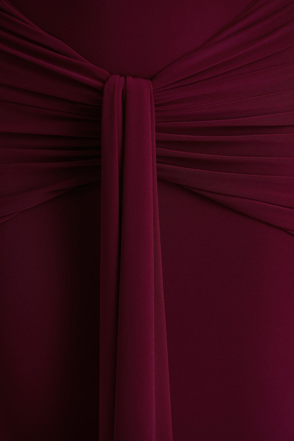 Envisioned | Vestido largo burdeos con escote Bardot y detalles fruncidos y drapeados