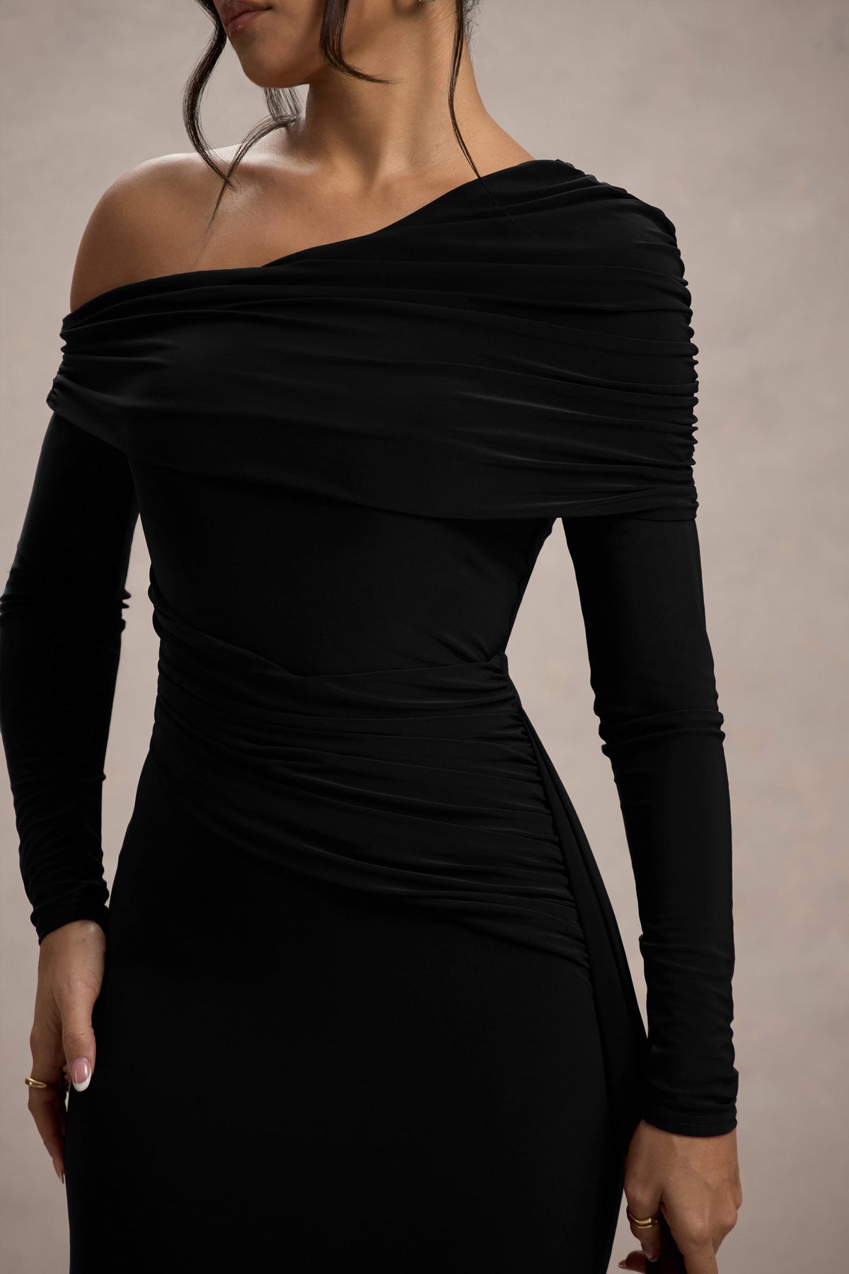 Valina | Vestido largo negro con escote asimétrico y drapeado