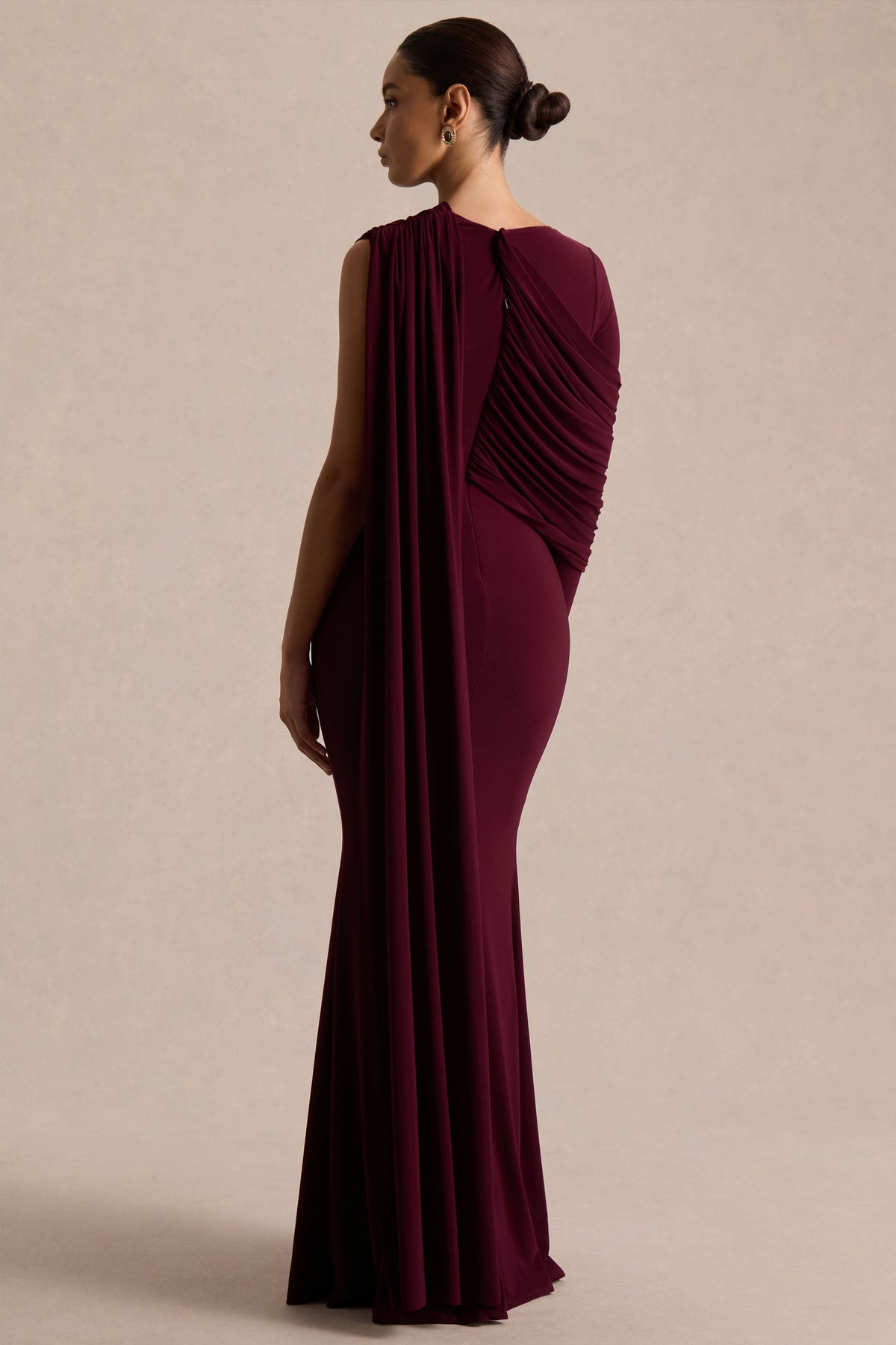 Rubelle | Vestido largo burdeos con escote asimétrico y detalle drapeado