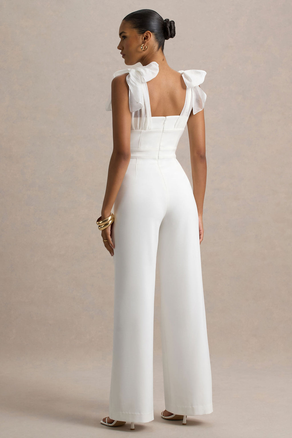 Claudelle | Mono blanco de pierna acampanada con tirantes de lazo de organza