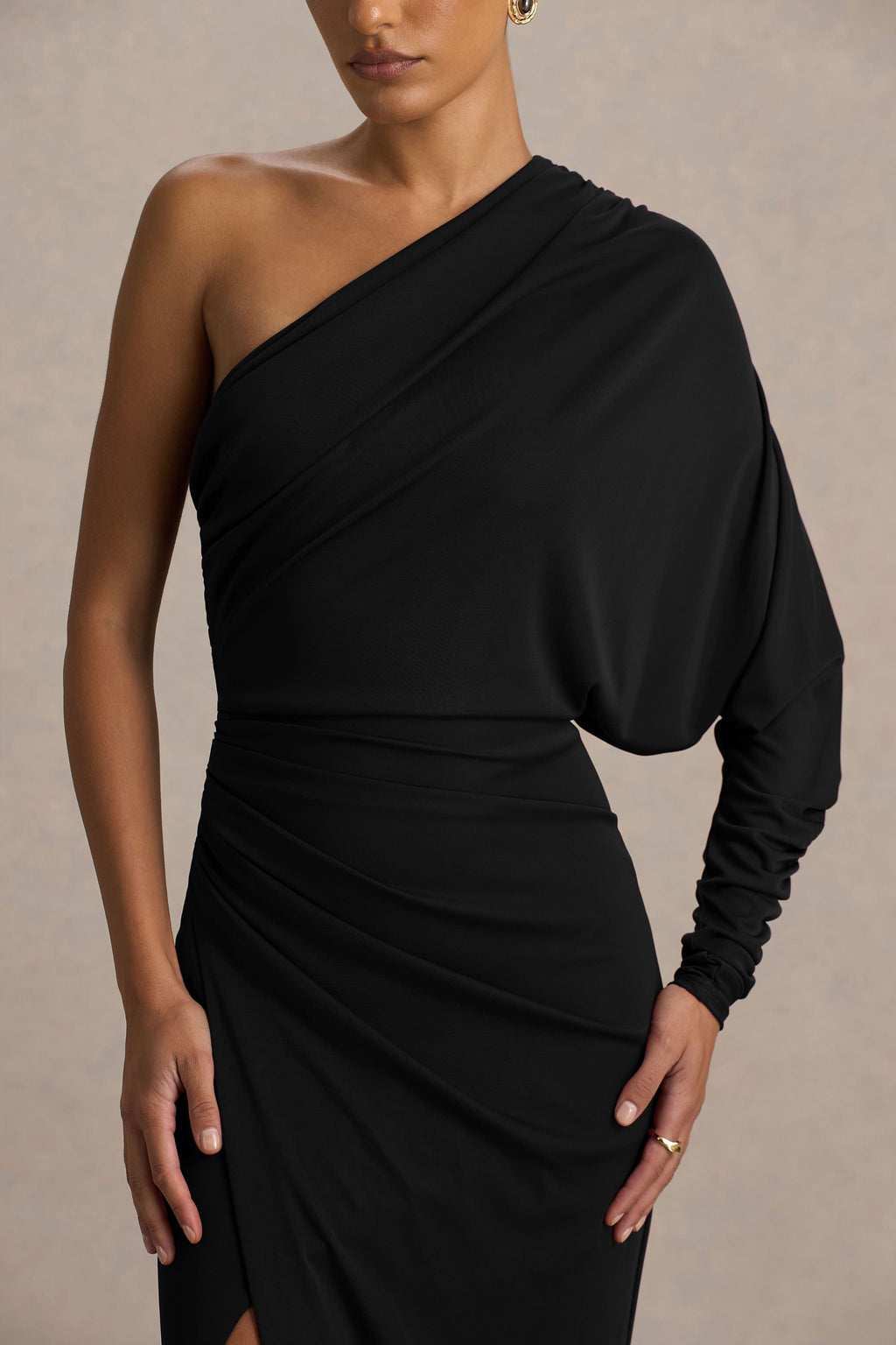Lola | Vestido largo asimétrico negro con detalles fruncidos y abertura frontal alta