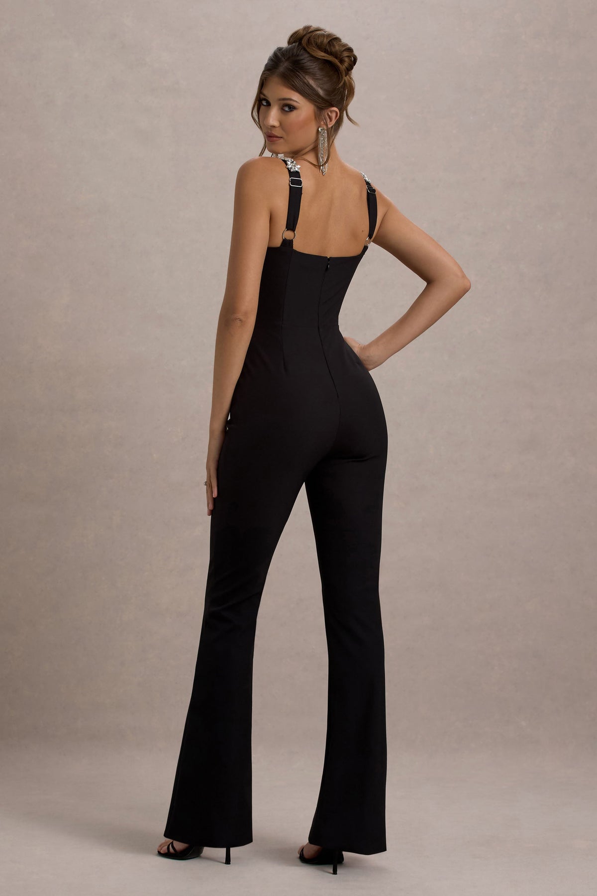 Amadi | Mono negro de tirantes con detalles brillantes y pierna acampanada.
