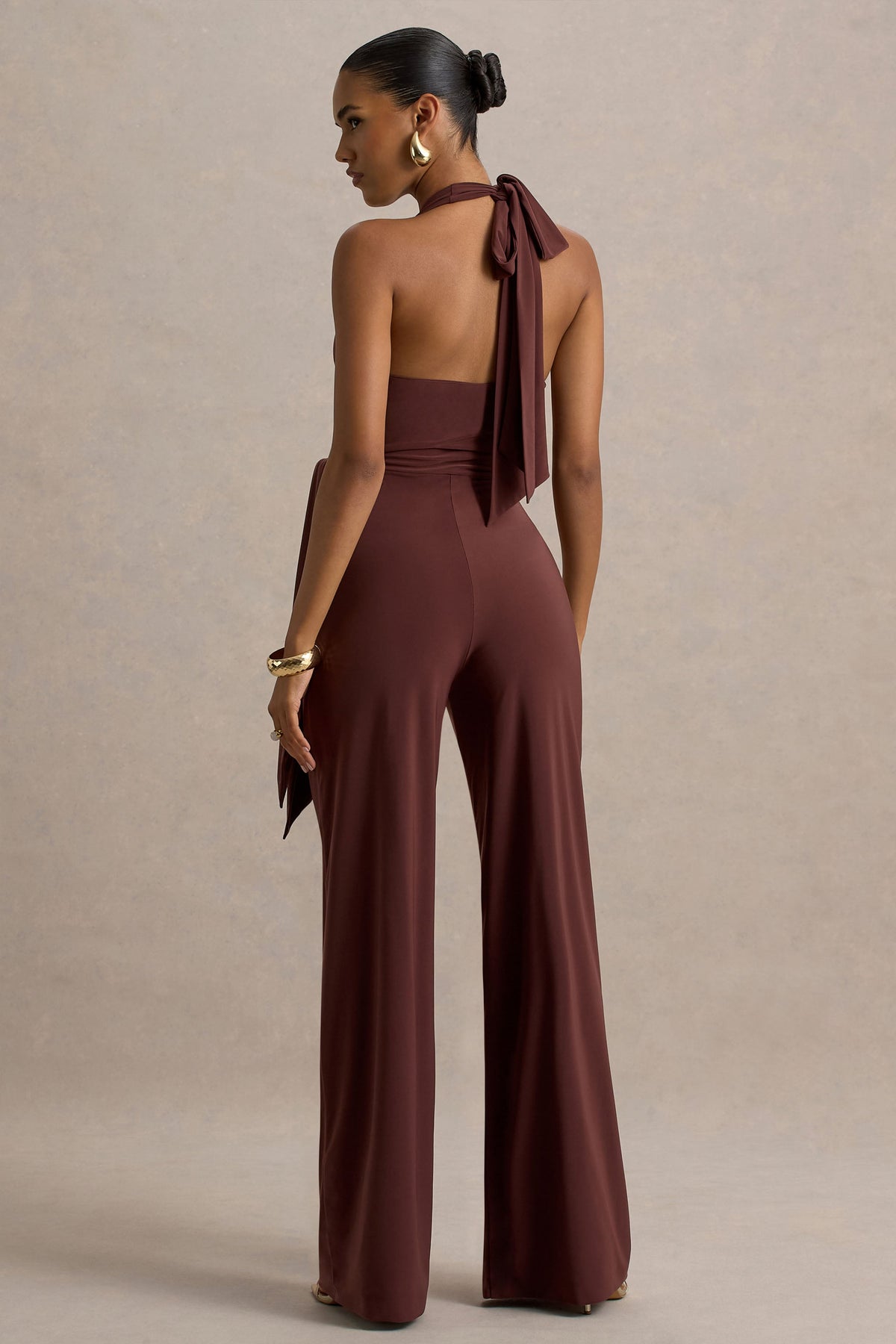 Marlais | Mono color chocolate con escote profundo y lazo en la cintura