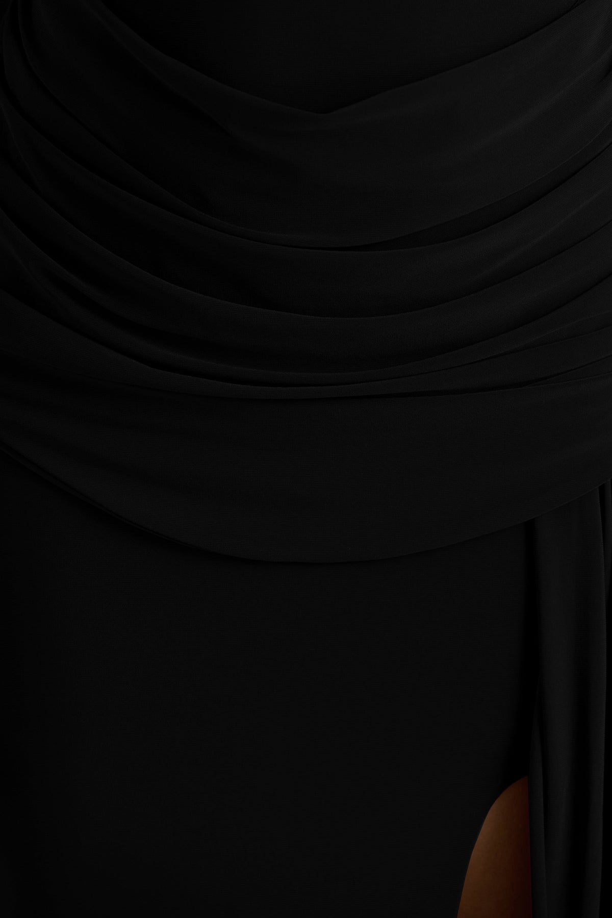 Dynasty | Vestido largo negro con escote asimétrico, detalles fruncidos y abertura alta frontal