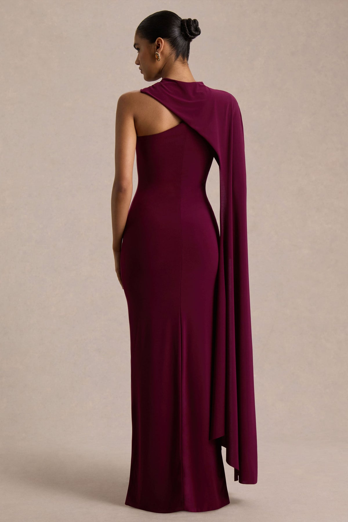 Dawn | Vestido largo burdeos con escote asimétrico y manga tipo capa