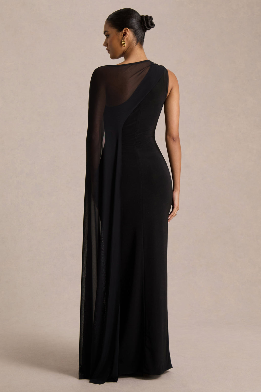 Mirelle | Vestido largo negro de punto con cuello barco, capa de malla y abertura trasera