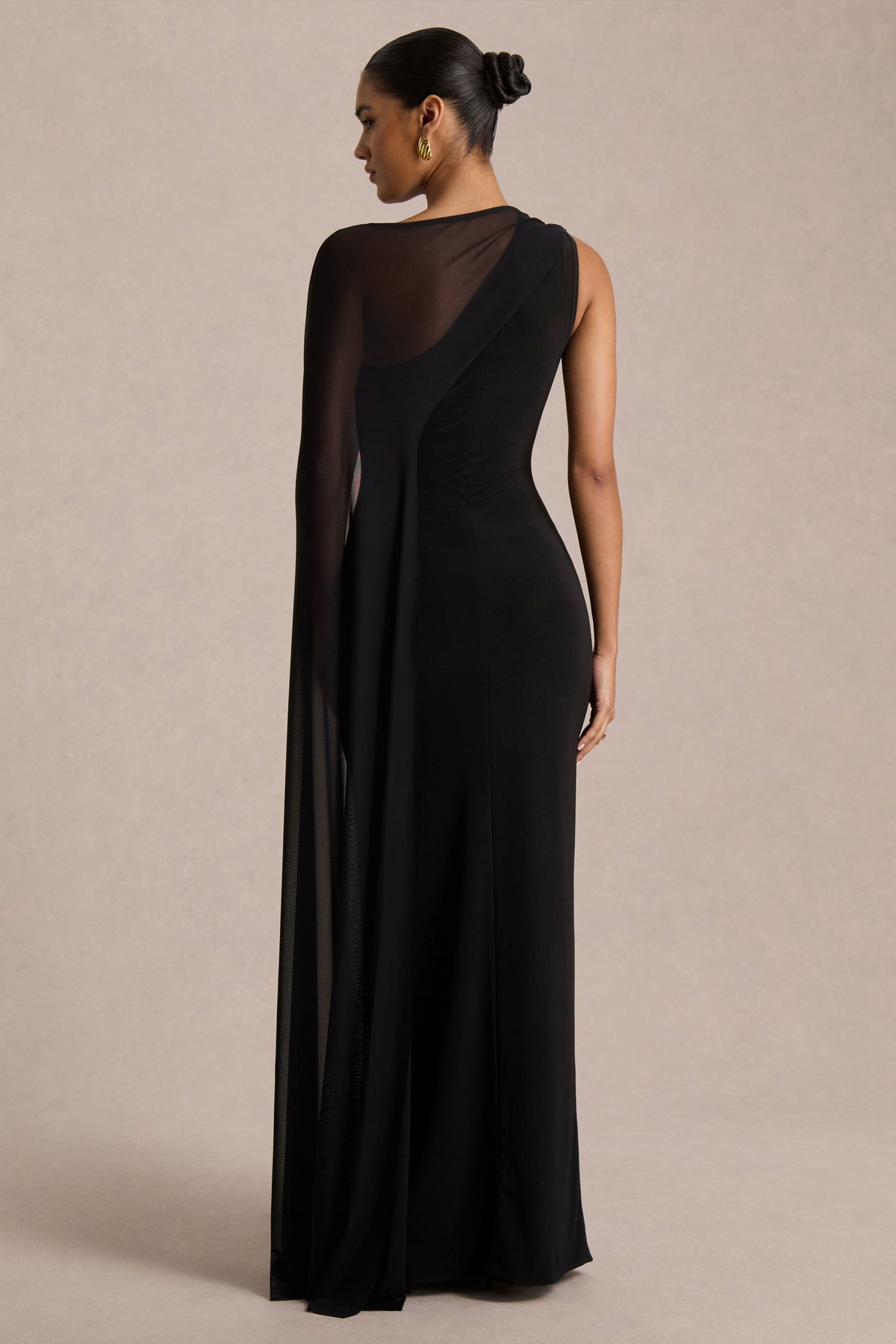 Mirelle | Vestido largo negro de punto con cuello barco, capa de malla y abertura trasera