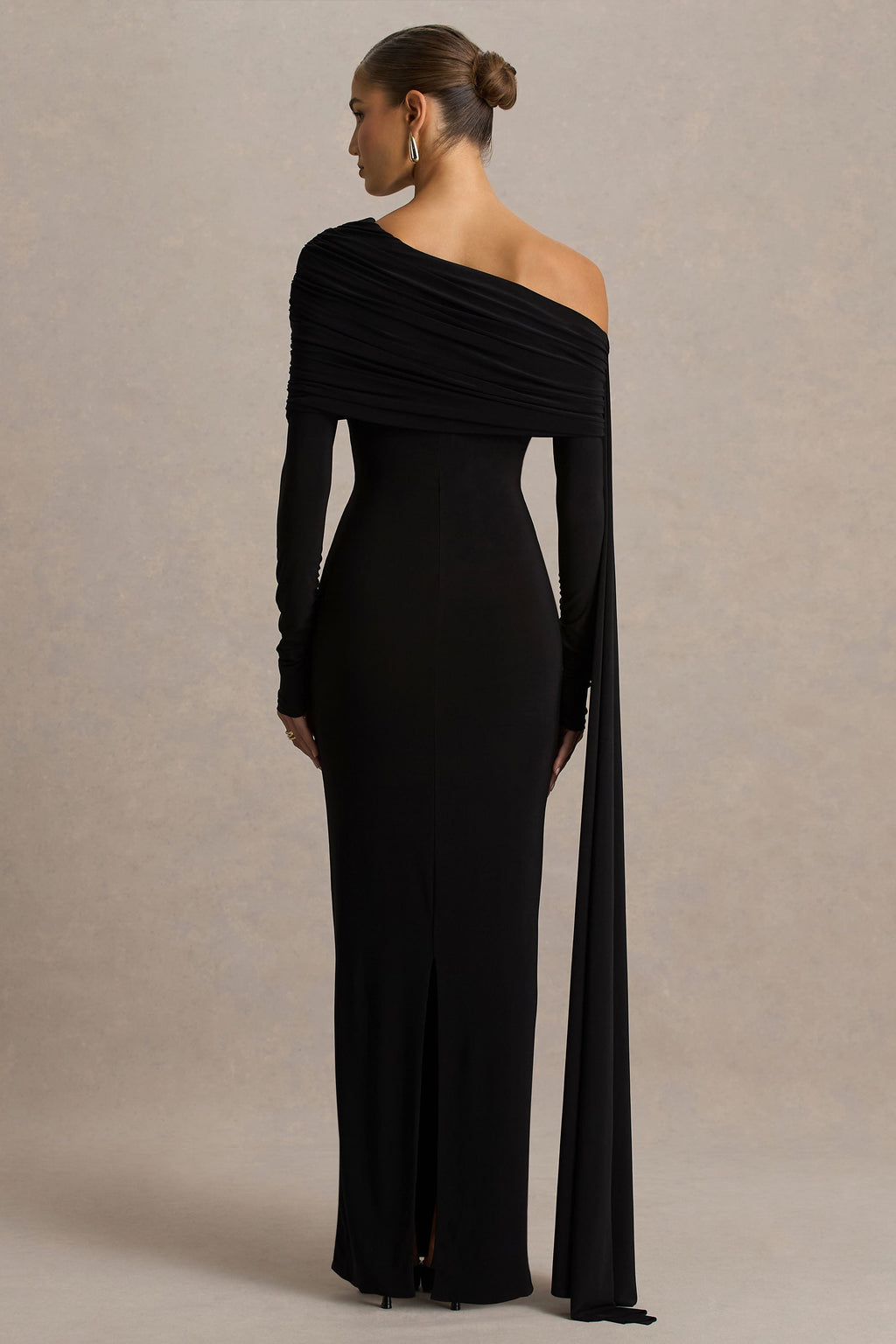 Octavia | Vestido largo negro con escote Bardot, capa y detalles fruncidos