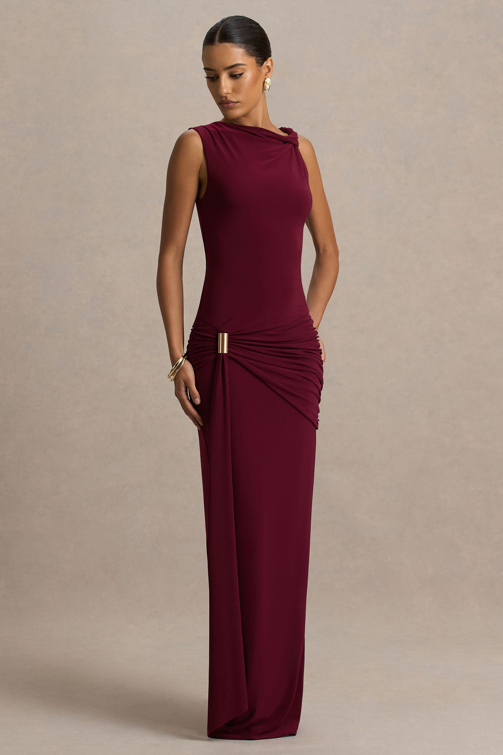 Decadence | Vestido largo burdeos de cuello alto con manga retorcida y detalle de lazo