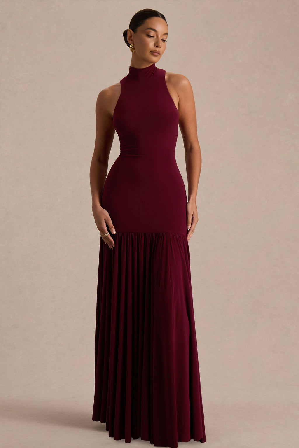 Tasmin | Vestido largo color burdeos con cuello alto y cintura caída