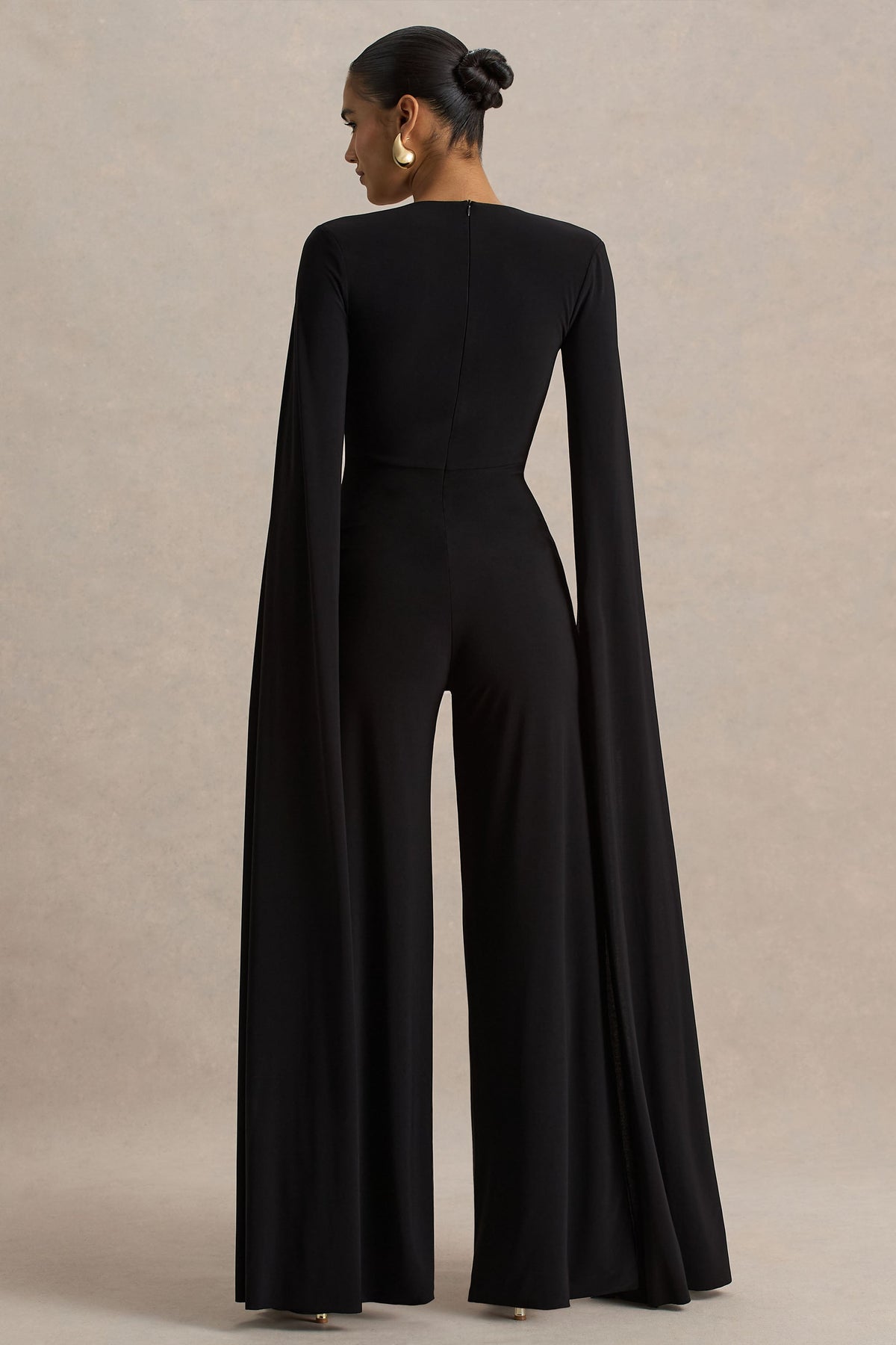 Zara | Mono negro con escote cuadrado y mangas tipo capa