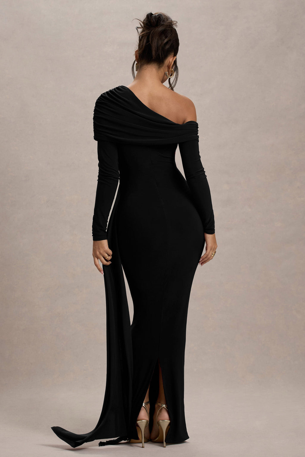 Valina | Vestido largo negro con escote asimétrico y drapeado
